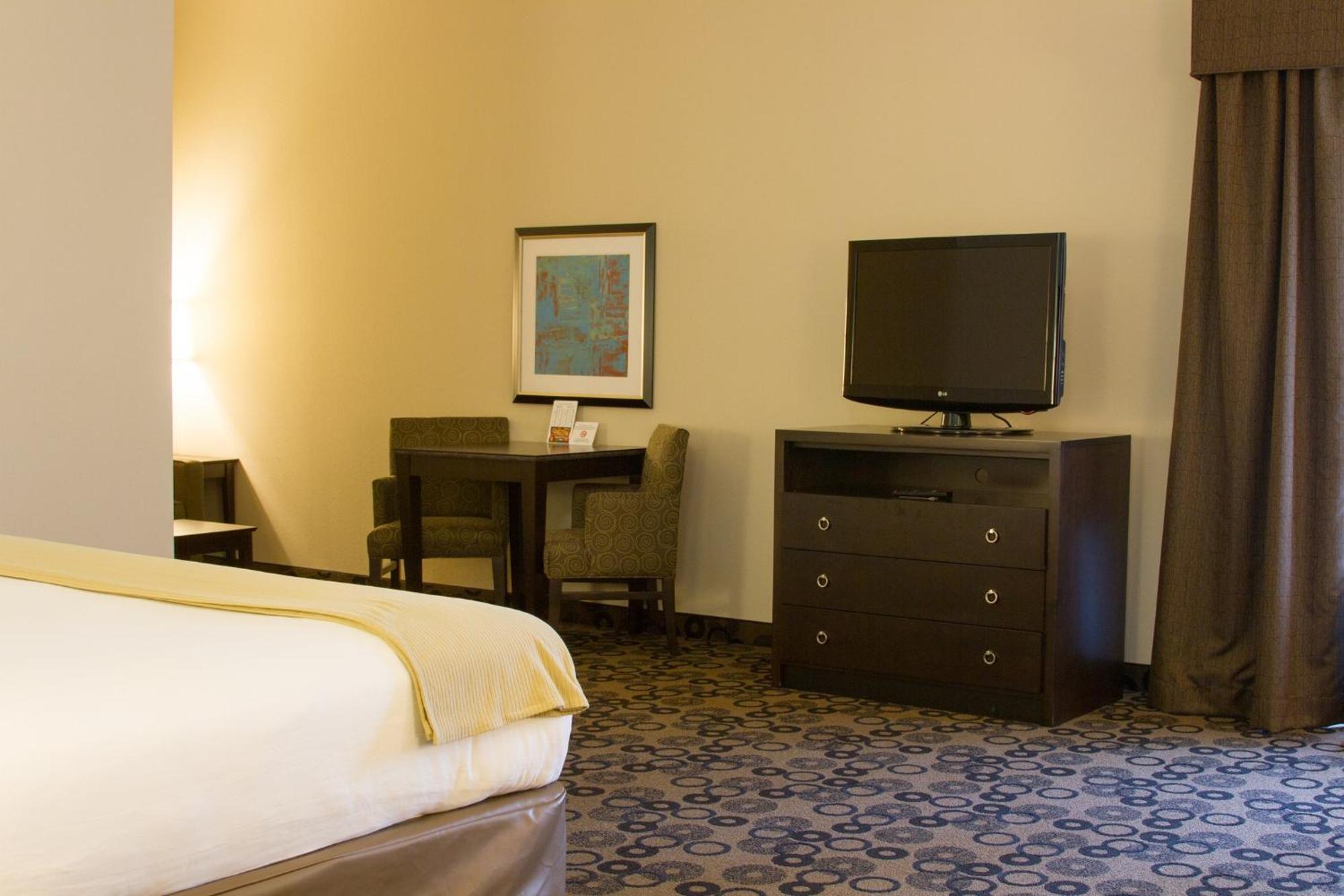 Holiday Inn Express & Suites - Cleveland Northwest, An Ihg Hotel Exterior photo