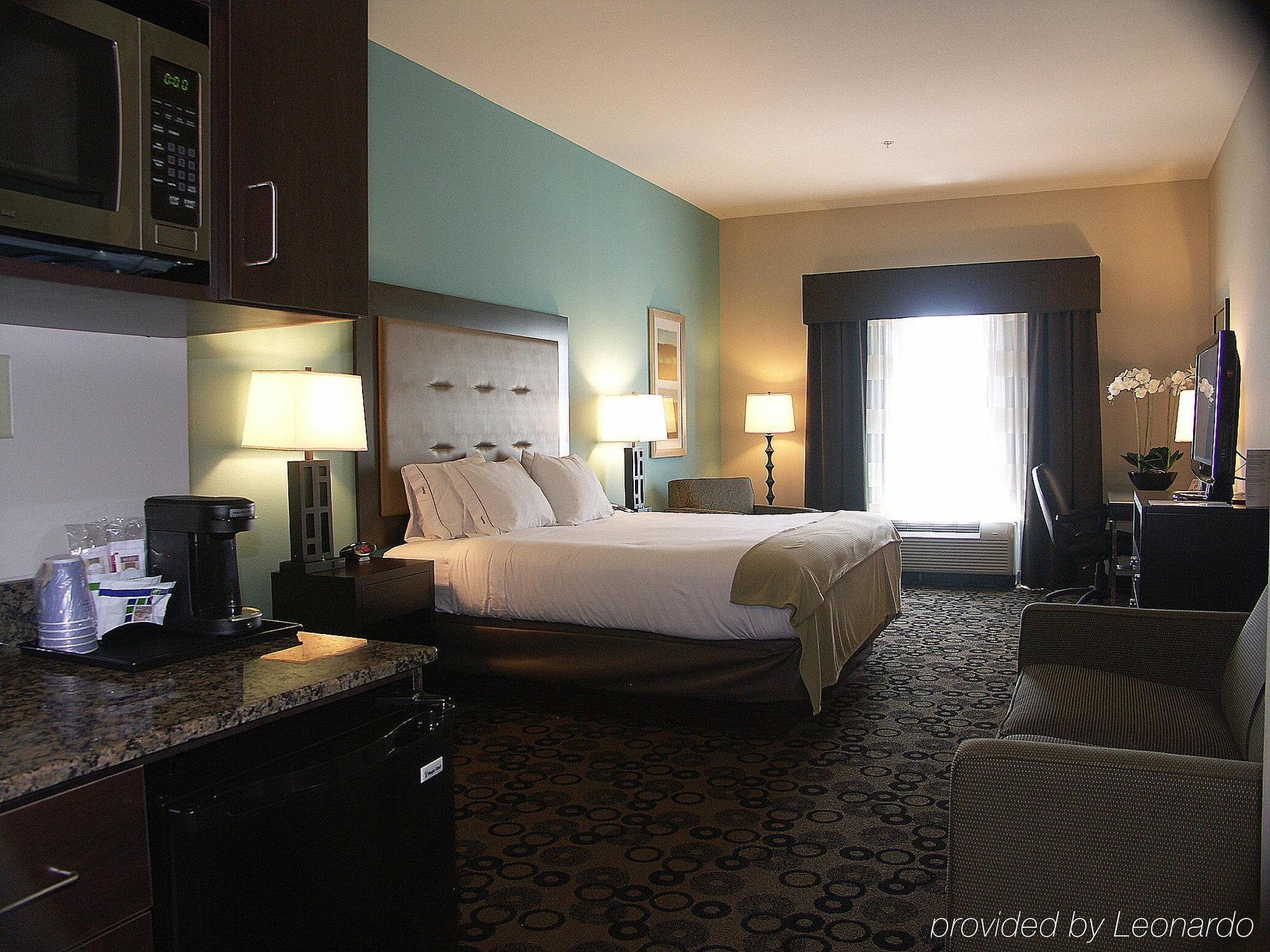 Holiday Inn Express & Suites - Cleveland Northwest, An Ihg Hotel Room photo