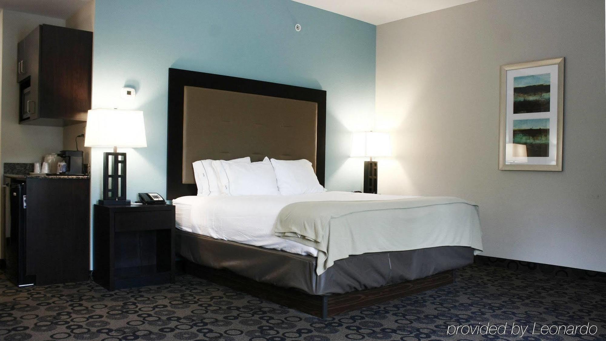 Holiday Inn Express & Suites - Cleveland Northwest, An Ihg Hotel Exterior photo